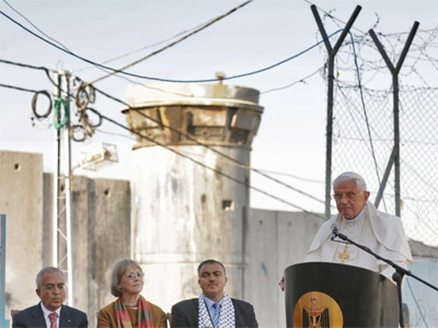 Benedicto XVI en el campo de refugiados de Belén