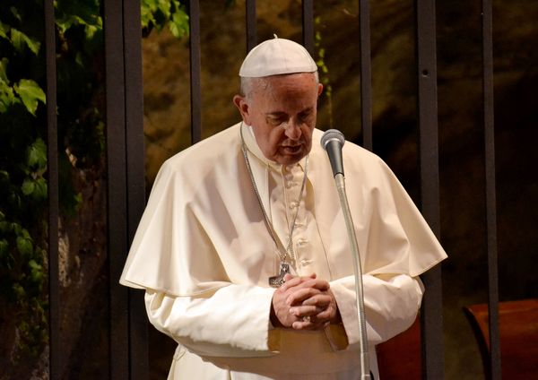 papa-francisco-rezando-noticia_imagen_dentro